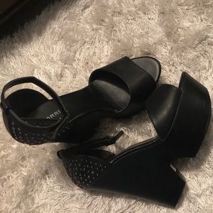 Peep toe, wide strap platform